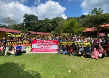 LEBIH 50 penduduk Janda Baik yang dikatakan bakal terkesan dengan pembangunan RTD dan RKK di Janda baik menggesa pertemuan bersama pihak terlibat bagi memberikan penjelasan tentang projek berkenaan. - UTUSAN/NORHAFIZAN ZULKIFLI