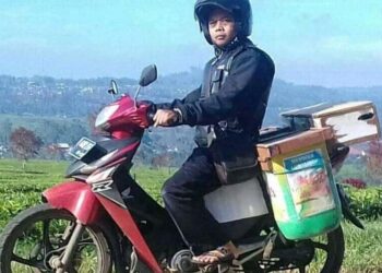 RUDIAT membawa barangan jualannya berupa tauhu dan buku untuk dipinjamkan kepada pelanggan. – AGENSI