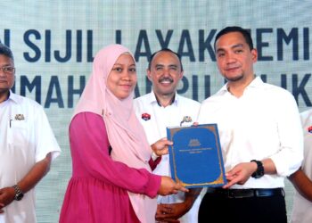 ONN Hafiz Ghazi menyampaikan sijil layak menduduki kepada seorang pembeli rumah pada Majlis Pelancaran Rejuvenasi Perumahan Johor di IOI Galleria@Bandar Putra, Kulai, Johor.