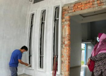 HUZAINA Che Hussein bersama Mohamad Imran Adnan kecewa rumah idaman mereka tertangguh hampir setahun pembinaannya di Taman Alamanda, Pongsu Seribu, Kepala Batas, Pulau Pinang.