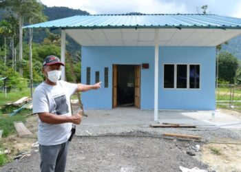 SHAHRIN Mat Basir menunjukkan rumah baharu untuk Sapiah yang kini dalam pembinaan di Kampung Ulu Bendul, Kuala Pilah. 
– utusan/ZAKKINA WATI AHMAD TARMIZi