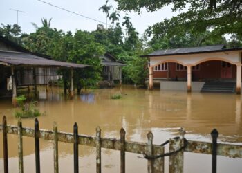 KEADAAN rumah yang dinaiki air di Kampung Nibong, Kuala Berang, Terengganu. -. UTUSAN/PUQTRA HAIRRY ROSLI