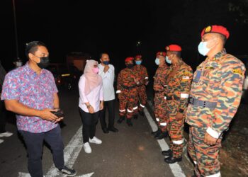 MOHD. Jafni Md. Shukor (tiga dari kiri) bersama Pengerusi Jawatankuasa Pendidikan, Penerangan dan Komunikasi, Norlizah Noh (dua dari kiri) diiringi Pengarah Bomba dan Penyelamat Johor, Datuk Yahaya Madis (empat dari kiri) beramah mesra dengan anggota bomba sempena Program Singgah Sahur KMJ di Iskandar Puteri, Johor. -UTUSAN/RAJA JAAFAR ALI