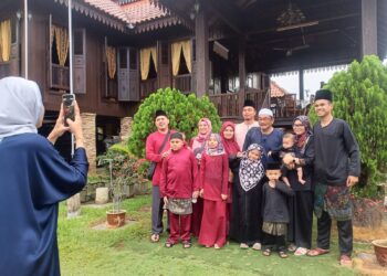 SEBUAH keluarga bergambar di hadapan Rumah Seri Saleiwangen di Kampung Sungai Kuali, Serkat, Pontian, Johor.