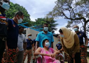 NOLEE Ashilin Mohammed Radzi  berbual dengan J. Rajakumari ketika melawat pasangan  itu di Kampar, Perak, semalam. – UTUSAN/SHAARANI ISMAIL