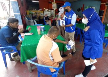 NORLIZA Noh (kanan) melakukan walkabout di sekitar kawasan gerai belia di Felda Air Tawar 3, Kota Tinggi, Johor.