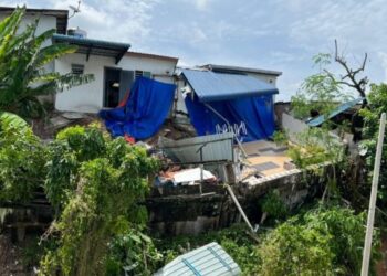KEADAAN belakang rumah salah seorang penduduk yang runtuh dalam kejadian tebing runtuh di Rumah Rakyat Batang Benar, Mantin, Seremban, petang semalam. - FOTO/ZAKKINA WATI AHMAD TARMIZI