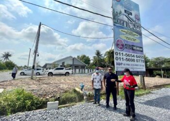 GAN AY LING (kanan) bersama Ahmad Ashraf Mohd Zabawi dan Shahidan Mat semasa meninjau projek perumahan di Taman Ria, Padang Nyu, Oran, Arau, Perlis, semalam.- UTUSAN/NAZLINA NADZARI