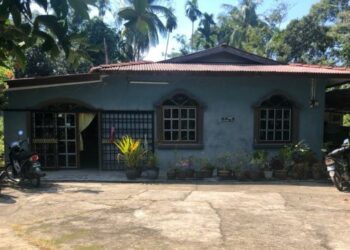 RUMAH mangsa yang dimasuki perompak dalam kejadian samun berkawan menggunakan senjata sebilah parang di Jalan Jambu, Felda Teloi Timur, Sik, Kedah hari ini.