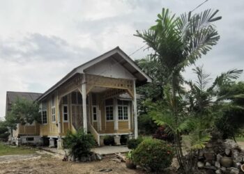 RUMAH papan yang pernah menjadi tempat tinggal seniwati negara, Norizan di Jalan Syed Abu Bakar di Teluk Intan. - UTUSAN/AIN SAFRE BIDIN