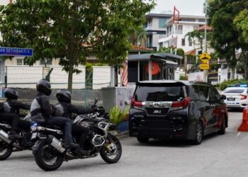 MUHYIDDIN Yassin pulang ke rumah selepas membuat perutusan khas di Pejabat Perdana Menteri, Putrajaya. - UTUSAN/SHIDDIEQIIN ZON