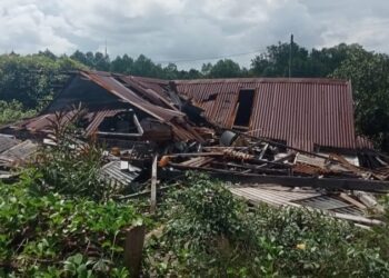 SEBUAH rumah papan yang masih didiami runtuh secara tiba-tiba di Kampung Tanjung Lumpur di Kuantan, Pahang. - FOTO IHSAN JBPM PAHANG