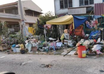 KEADAAN  rumah di  Taman Bintang, Pantai Remis  dipenuhi sampah sarap sehingga menimbulkan perasaan kurang senang jiran di perumahan itu. - UTUSAN/IHSAN MPM