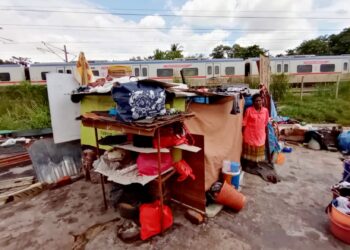 Mangsa kebakaran, S.Letchumi berdiri di sisi khemah yang menjadi tempat tinggalnya bersama suami dan seorang anak di kawasan tanah berhampiran Stesen Keretapi Tanah Melayu Berhad Klang. - UTUSAN/ABDUL RAZAK IDRIS
