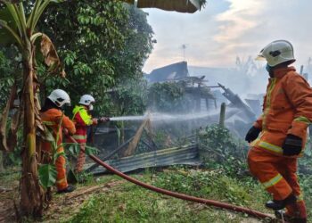 ANGGOTA bomba sukarelawan memadam kebakaran sebuah rumah di Kampung Betong, Mukim Jeneri, Sik semalam.