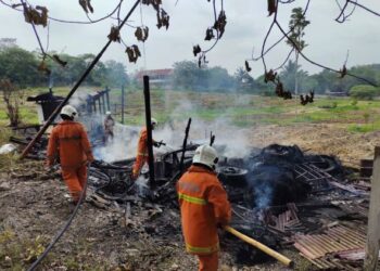 PASUKAN bomba bertungkus-lumus memadamkan kebakaran sebuah rumah di Batu 2.5, Jalan Tampin-Seremban, Rembau yang musnah terbakar dalam kejadian pukul 1.10 tengah hari tadi. - FOTO/NOR AINNA HAMZAH