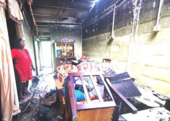 P. SANTHET melihat rumahnya yang musnah dalam kebakaran di Rumah Rakyat Mantin, Seremban, hari ini. - FOTO/AFIFI HAFIZ MOHD. NOR