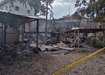 KEADAAN tiga daripada lima rumah setinggan yang hangus dalam kejadian kebakaran di Padang Siam, Kuala Krai, Kelantan hari ini. - FOTO/BAHRUDDIN HATTA