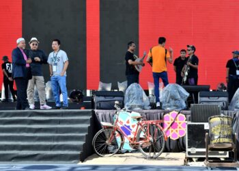 ARIFFIN Deraman (kiri) meninjau persiapan program Rumah Terbuka Aidilfitri Malaysia di dataran jambatan angkat atau drawbridge di Kuala Terengganu, hari ini.