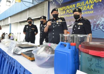 MIOR Faridalathrash Wahid (dua dari kanan) menunjukkan dadah yang dirampas dalam lima serbuan di sekitar Perak dan Negeri Sembilan pada sidang media di IPK Perak di Ipoh, Perak, hari ini. - UTUSAN/ZULFACHRI ZULKIFLI