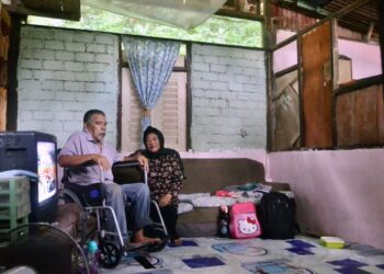 ZAIRAH Omar dan suaminya, Johan Yusop mengharapkan kediaman mereka yang usang dibaiki dan diubah suai di Kampung Seronok, Bayan Lepas, Balik Pulau, Pulau Pinang. – UTUSAN/NOOR HASLIZA NUSI