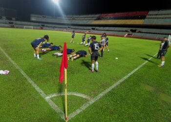 PADANG di Stadium Tuanku Abdul Rahman, Paroi di Seremban berdepan masalah saliran sehingga menyebabkan berlaku air bertakung di beberapa bahagian apabila hujan lebat sehingga mengganggu perlawanan bola sepak yang berlangsung.