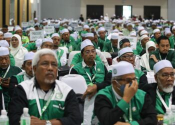PERWAKILAN mendengar ucapan penggulungan dan penutupan Muktamar Tahunan Pas ke-68 di Kompleks Pas Kedah di Alor Setar. - UTUSAN/SHAHIR NOORDIN