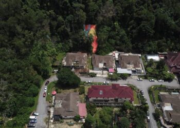 PEMANDANGAN udara kawasan bukit yang ditutup dengan kanvas sejak tahun 2019 dalam tinjauan kawasan berisiko tanah runtuh di Taman Wangsa Cheras, Kuala Lumpur. - UTUSAN/MUHAMAD IQBAL ROSLI