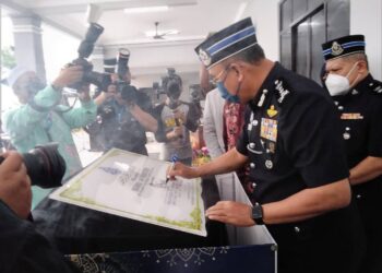 SHAFIEN Mamat menandatangani plak sempena perasmian surah Al-Rasyidin di IDP Tumpat, Kelantan,  hari ini. - UTUSAN/ROHANA MOHD. NAWI