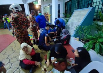 Pasukan Bomba memantau keadaan  mangsa kejadian bumbung asrama Wisma Yatim Perempuan Pulau Pinang, Jalan Scotland malam tadi.-UTUSAN