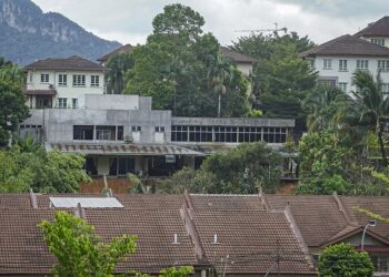 KEADAAN beberapa kediaman penduduk yang terlibat dalam kejadian tanah runtuh di Jalan Kemensah Height, Ampang, Selangor. Sebanyak 19 rumah teres dua tingkat membabitkan 28 keluarga terjejas yang mana kerja-kerja awal pembersihan dan perlindungan sudah selesai. - UTUSAN/FARIZ RUSADIO