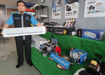 RUSDI A. Manaf menunjukkan sebahagian peralatan percetakan yang dijual di UCD Kedah di Taman Sejati Indah, Sungai Petani, Kedah, semalam.
-UTUSAN/ZAID MOHD. NOOR