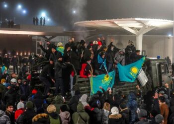 PENUNJUK perasaan mengadakan protes membantah kenaikan harga bahan api di Almaty, Kazakhstan. - AFP