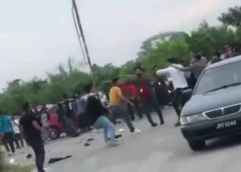 TANGKAP layar video yang tular memaparkan sekumpulan pekerja asing bergaduh di kawasan perindustrian Senai, Johor, 27 Julai lalu.