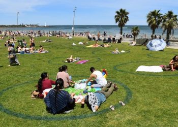 BIARPUN cuaca panas, penduduk meluangkan masa untuk beriadah di Pantai St. Kilda di Melbourne, Vistoria, Australia. - AFP