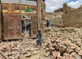 SEORANG kanak-kanak lelaki keluar dari pintu sebuah rumah yang musnah akibat gempa bumi di daerah Bermal, wilayah Paktika.-AFP