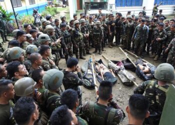 TENTERA Filipina melihat beberapa mayat anggota Abu Sayyaf yang terkorban dalam pertempuran di Jolo, wilayah Sulu, Filipina. - AFP