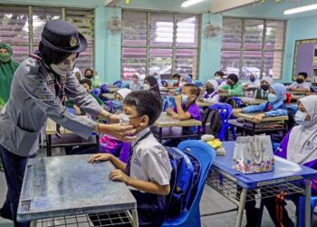 SEKOLAH adalah institusi sosial cukup penting dalam membentuk generasi berilmu dan berpersonaliti tinggi. – GAMBAR HIASAN/AMIR KHALID