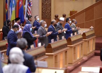 SAARANI Mohamad (kanan) dan barisan Exco kerajaan negeri mengaminkan bacaan doa sebelum membentangkan Belanjawan Perak 2021 dalam Sidang DUN Perak di Ipoh, semalam. - PEJABAT MB PERAK
