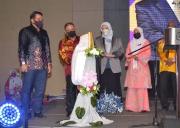 SAARANI Mohamad (dua dari kiri) melakukan gimik Pelancaran Smart G -Tuisyen dan Program Makanan Percuma pelajar SPM, SVM, STPM dan STAM 2021 di Ipoh, Perak, hari ini. - FOTO/ZULFACHRI ZULKIFLI