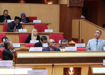 SAARANI Mohamad (kanan) pada Persidangan Dewan Undangan Negeri (DUN) Perak di Ipoh hari ini. - UTUSAN/MUHAMAD NAZREEN SYAH MUSTHAFA