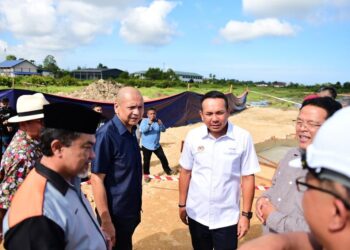 ARMIZAN Mohd. Ali (tengah) melawat tapak bangunan Mahkamah Syariah di Papar, Sabah hari ini