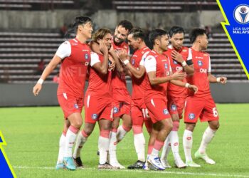 AMRI Yahyah (dua dari kiri) mempamerk aksi luar biasa apabila meledak hatrik ketika membantu Sabah membelasah Kedah di Stadium Likas, malam ini.