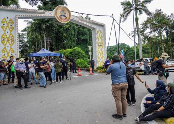 Petugas media sedang berkampung di pekarangan Istana Negeri Sabah bagi membuat liputan lantikan Ketua Menteri Sabah, di Kota Kinabalu - UTUSAN/SHIDDIEQIIN ZON