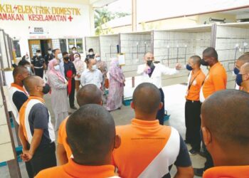 Dr. Sabri Zainudin Zainul (tengah) bertemu  pelatih AADK di PUSPEN Vokasional Sepang, Selangor baru-baru ini.