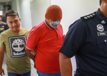 MOHD. Nazir Mohd. Dagang yang didakwa sabung ayam dibawa keluar dari Mahkamah Sesyen  Kuala Terengganu, Terengganu hari ini. - UTUSAN/PUQTRA HAIRRY ROSLI