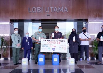 Ifran Tarmizi (kanan) bersama wakil Hospital Angkatan Tentera Tuanku Mizan, Kuala Lumpur dalam suatu misi bantuan baru-baru ini.