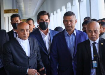 ADAM Radlan Adam Muhammad  (tengah, memakai pelitup muka) tiba di Mahkamah Sesyen Kuala Lumpur bagi menghadapi pertuduhan rasuah kes Jana Wibawa. - UTUSAN/SADDAM YUSOFF