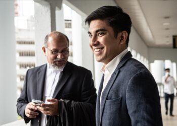 SYED SADDIQ SYED ABDUL RAHMAN (kanan) hadir di Mahkamah Tinggi Kuala Lumpur bagi perbicaraan kes bersubahat pecah amanah, salah guna harta dan pengubahan wang haram (AMLA). - UTUSAN/FAIZ ALIF AHMAD ZUBIR