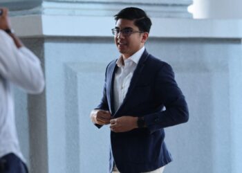 SYED Saddiq Syed Abdul Rahman hadir di Mahkamah Tinggi Kuala Lumpur untuk permohonan pasport. - UTUSAN/FAIZ ALIF AHMAD ZUBIR